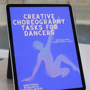 Könnte beinhalten: Ein Tablet zeigt einen blauen Bildschirm mit dem Text "CREATIVE CHOREOGRAPHY TASKS FOR DANCERS". Der Bildschirm zeigt auch eine Tänzer-Illustration. Der Text lautet "SUITABLE FROM APPROX 12YRS - ADULT" und "ADDITIONAL RESOURCES PROVIDED WHERE NECESSARY".