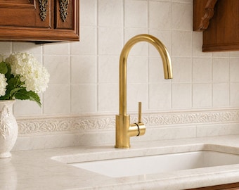 Grifo de cocina de latón macizo sin lacar – Caño giratorio de 360°, acabado natural.