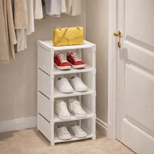 Può includere: Un porta scarpe bianco a quattro livelli con una borsa gialla sopra. Il porta scarpe espone paia di scarpe da ginnastica rosse e bianche. La borsa ha una tracolla a catena dorata. Il porta scarpe si trova in una stanza con un armadio e una porta bianca.