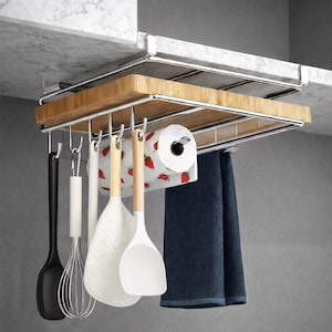 Peut inclure: Un organisateur de cuisine en acier inoxydable avec une planche à découper en bois, des crochets et un porte-essuie-tout. Des ustensiles, une serviette bleue et un rouleau d'essuie-tout à imprimé fraise sont suspendus en dessous.