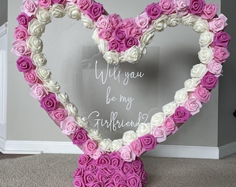 Mensaje en un arreglo floral de corazón