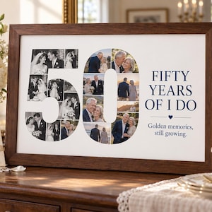 Op de afbeelding: Een rechthoekige houten lijst met een witte print waarin het getal 50 is gevormd door een collage van diverse foto's van een echtpaar. Rechts staat de tekst FIFTY YEARS OF I DO, gevolgd door Golden memories, still growing.