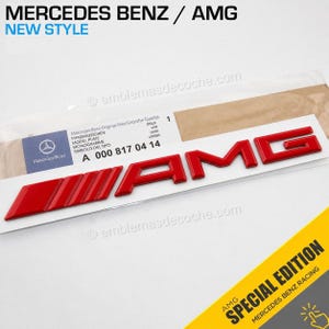 Könnte beinhalten: Ein leuchtend rotes Mercedes-Benz AMG Emblem in der originalen, durchsichtigen Kunststoffverpackung. Die Verpackung enthält ein weißes Etikett mit dem Mercedes-Benz Logo, dem Text A 000 817 04 14 sowie den Begriffen Model Plate, Monogramme und Simbolo del Tipo.