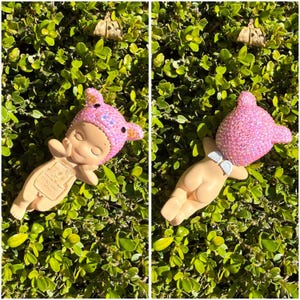 Puede incluir: Una taza de cer&aacute;mica blanca con un asa negra y el texto "But First, Coffee" en negro y negrita. La taza est&aacute; sobre una superficie de madera. La taza mide aproximadamente 10 cm de alto.