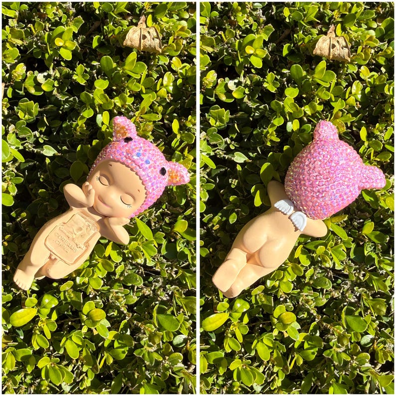 Puede incluir: Una taza de cer&aacute;mica blanca con un asa negra y el texto "But First, Coffee" en negro y negrita. La taza est&aacute; sobre una superficie de madera. La taza mide aproximadamente 10 cm de alto.