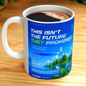 Może przedstawiać: Biały ceramiczny kubek z niebieskim wzorem graficznym zawierającym tekst THIS ISN'T THE FUTURE THEY PROMISED oraz WHERE IS THE FUTURE WE WERE PROMISED. Projekt zawiera okno interfejsu komputerowego, kursor oraz krajobraz z zielonymi drzewami.