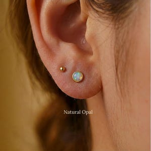 Petites boucles d'oreilles en opale, puces d'oreilles délicates en or 18 carats, boucles d'oreilles minimalistes de tous les jours, pierre semi-précieuse, clous d'oreilles simples, cadeaux pour elle