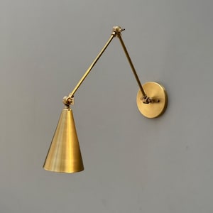 Op de afbeelding: Een set van drie keramische mokken met een gespikkelde, matte afwerking. De mokken zijn in de kleuren crème, lichtgrijs en donkergrijs. Elke mok heeft een eenvoudig, minimalistisch ontwerp, perfect voor koffie of thee.