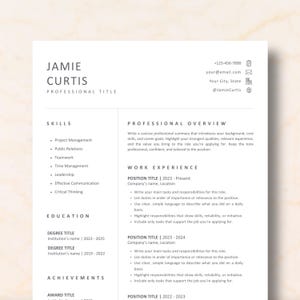 Może przedstawiać: Profesjonalny szablon CV z imieniem "Jamie Curtis" na górze. CV zawiera sekcje dotyczące umiejętności, podsumowania zawodowego, doświadczenia zawodowego, wykształcenia i osiągnięć. Układ jest przejrzysty i profesjonalny.
