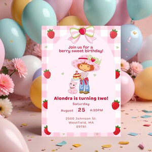 Pode incluir: Um convite de anivers&aacute;rio com tema de morango. O convite apresenta uma ilustra&ccedil;&atilde;o de desenho animado de uma menina segurando um bolo, um gato e o texto "Join us for a berry sweet birthday!". O convite &eacute; decorado com morangos e um padr&atilde;o xadrez rosa.
