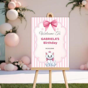 Puede incluir: Un juego de tres tazas de cerámica con un acabado mate moteado. Las tazas son en tonos crema, gris claro y gris oscuro. Cada taza tiene un diseño simple y minimalista, perfecto para café o té.