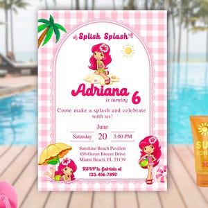 Puede incluir: Una tarjeta de invitación de cumpleaños rectangular con un borde de cuadros rosas y blancos. Presenta ilustraciones de un personaje de dibujos animados con pelo rosa, una sombrilla amarilla y una pelota de playa. El texto incluye Splish Splash, Adriana is turning 6, detalles del evento y un número de teléfono. Un tubo de protector solar naranja se encuentra a la derecha.