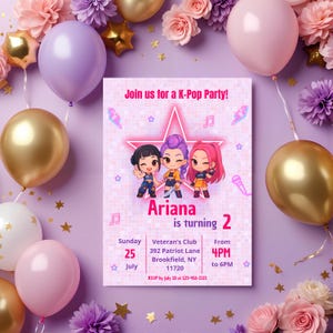 Puede incluir: Una invitación a una fiesta K-Pop con el texto "¡Únete a nuestra fiesta K-Pop!" y "Ariana cumple 2 años". La invitación presenta ilustraciones de dibujos animados de tres chicas, rodeadas de globos y decoraciones florales.