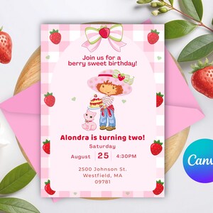 Pode incluir: Um convite de anivers&aacute;rio rosa com tema de morango. O convite apresenta uma ilustra&ccedil;&atilde;o de desenho animado de uma menina segurando um bolo, cercada por morangos e o texto "Join us for a berry sweet birthday!". O convite &eacute; para o segundo anivers&aacute;rio de Alondra.