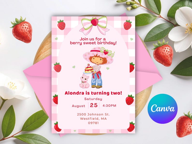 Pode incluir: Um convite de anivers&aacute;rio rosa com tema de morango. O convite apresenta uma ilustra&ccedil;&atilde;o de desenho animado de uma menina segurando um bolo, cercada por morangos e o texto "Join us for a berry sweet birthday!". O convite &eacute; para o segundo anivers&aacute;rio de Alondra.