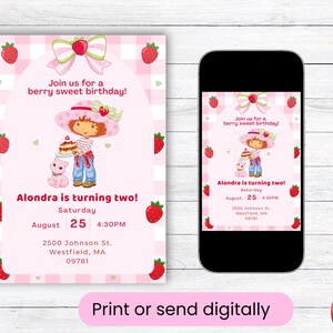 Pode incluir: Um convite de anivers&aacute;rio rosa com tema de morango. O convite apresenta uma menina de desenho animado segurando um bolo, cercada por morangos e o texto "Join us for a berry sweet birthday!" e "Alondra is turning two!"
