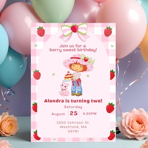 Pode incluir: Um convite de anivers&aacute;rio rosa e branco com tema de morango. O convite apresenta uma personagem de desenho animado segurando um bolo, com o texto "Join us for a berry sweet birthday!" e detalhes da festa.