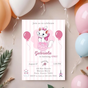 Puede incluir: Una tarjeta de invitación de cumpleaños rectangular con fondo de rayas blancas y rosa claro. Presenta un gatito blanco con un lazo rosa, un pastel rosa, dos globos rosas y el texto: Join us to celebrate, Gabriela is turning ONE!