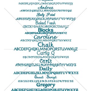 Pu&ograve; includere: Un'immagine blu-verde con una variet&agrave; di stili di font e nomi. I nomi includono Alexandria, Andrea, Baby Point, Baked Fresh, Blocks, Caroline, Chalk, Curly Q, Carlz, Daily, Exact Script, Gregory, Standard Script. L'immagine include anche l'alfabeto in ogni stile di font.