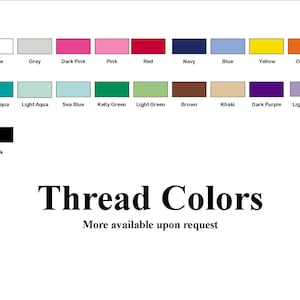 Pu&ograve; includere: Un grafico che mostra i colori del filo disponibili per l'acquisto. I colori includono bianco, grigio, rosa scuro, rosa, rosso, blu navy, blu, giallo, arancione, blu scuro, blu chiaro, blu mare, verde kelly, verde chiaro, marrone, kaki, viola scuro, viola chiaro e nero. Il testo "Colori del filo" e "Altri colori disponibili su richiesta" &egrave; incluso.