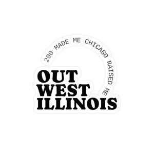 Op de afbeelding: Witte sticker met zwarte tekst. De woorden "OUT WEST ILLINOIS" zijn gestapeld. Boven, in een halve cirkel, staat "290 MADE ME CHICAGO RAISED ME".