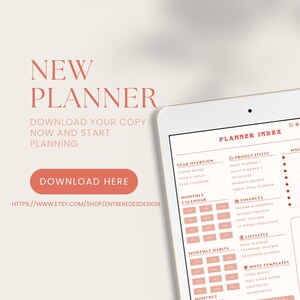 Puede incluir: Planificador digital mostrado en una tableta. El planificador presenta una combinación de colores coral y blanco con secciones para objetivos anuales, calendarios mensuales y seguimiento de hábitos. El texto en la pantalla incluye "Planner Index" y "Download Here."