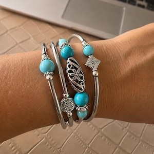 Turkosfärgat spiralarmband, silverfärgat minnestrådsarmband, boho wrap-armband, lätt vårarmband, present till henne