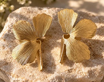Übergroße goldene Blumenohrringe, dreidimensionale Statement-Ohrringe, matt vergoldetes Kupfer, auffälliger Boho-Blumenschmuck