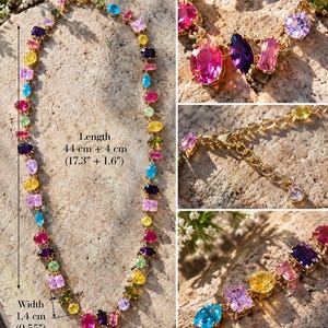 Pu&ograve; includere: Una collana color oro con una variet&agrave; di cristalli sfaccettati multicolori di varie forme. La collana ha una lunghezza di 44 cm pi&ugrave; un'estensione di 4 cm e una larghezza di 1,4 cm, come indicato dal testo presente nell'immagine.