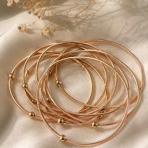 Vergoldetes Armbandset mit Gitarrensaiten, 8 stapelbare Armreifen, Musikerschmuck, flexible Federarmbänder, minimalistisches Boho-Geschenk für Sie