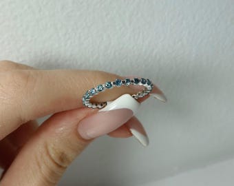 14K Weißgold Blau Diamant Eternity Band - Gemeinsamer Prong Ring