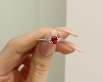 18K Weißgold Scarlet Empress Rubin Ring - 0,60 CT natürlicher Rubin mit Diamantakzenten