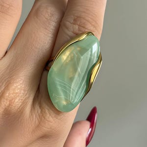 Puede incluir: Un juego de tres cuencos de cerámica anidados en tonos azules, verdes y blancos. Los cuencos presentan un esmalte moteado y un diseño sencillo y moderno. El cuenco más grande mide aproximadamente 15 cm de diámetro.