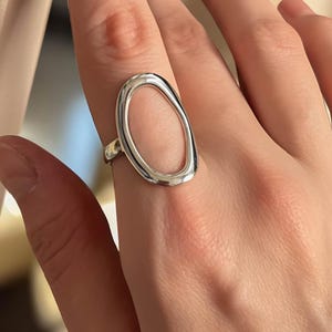 Puede incluir: Un letrero de madera rústica con el texto "Welcome to our porch" en letras blancas. El letrero presenta un acabado envejecido y un diseño sencillo, ideal para la decoración exterior.