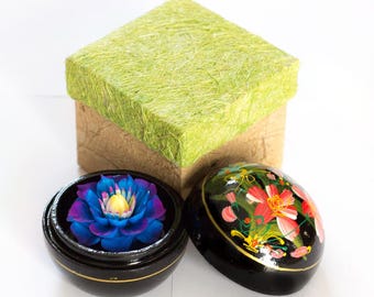 Flor de sabonete esculpida à mão, da Tailândia, em tons de violeta, azul e amarelo, em caixa de presente.