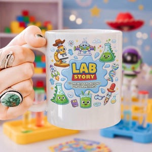 Tazza Lab Story Lab Week 2026, regalo per tecnico di laboratorio medico, tazza per tecnico di laboratorio ispirata a Toy Story, tazza Infinity And Beyond Patients, Lab Story immagine 1