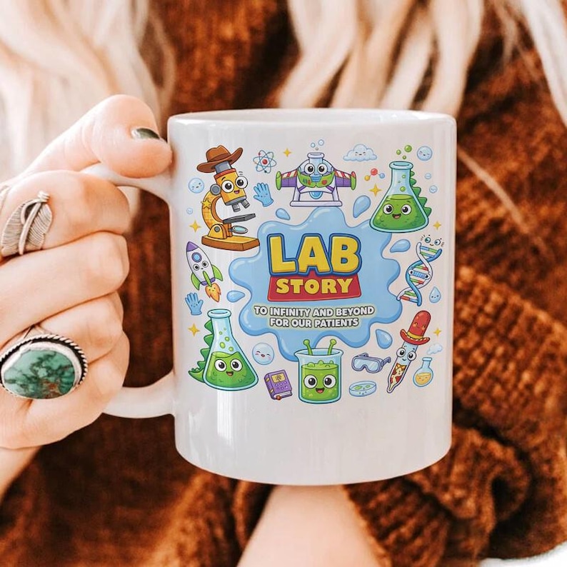 Tazza Lab Story Lab Week 2026, regalo per tecnico di laboratorio medico, tazza per tecnico di laboratorio ispirata a Toy Story, tazza Infinity And Beyond Patients, Lab Story immagine 3