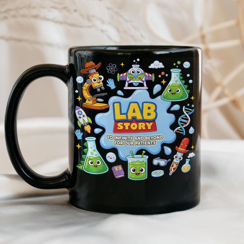 Tazza Lab Story Lab Week 2026, regalo per tecnico di laboratorio medico, tazza per tecnico di laboratorio ispirata a Toy Story, tazza Infinity And Beyond Patients, Lab Story immagine 2