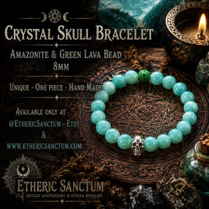 Peut inclure: Un bracelet composé de perles rondes et lisses en amazonite vert clair, d'une perle en lave verte texturée et d'une breloque crâne en métal argenté. Le texte sur l'image indique : Crystal Skull Bracelet, Amazonite & Green Lava Bead 8mm.