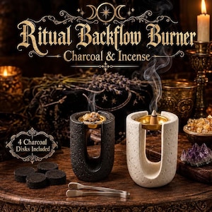 Puede incluir: Dos quemadores de incienso en forma de U, uno negro y otro blanco, con superficies texturizadas. Cada uno tiene una bandeja de metal dorado para el incienso. El set incluye cuatro discos de carbón negros y pinzas. Texto: Ritual Backflow Burner.