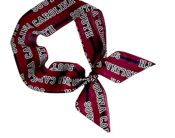 Bufanda versátil de los Gamecocks de la Universidad de Carolina del Sur: accesorio para el cuello, el cabello y el bolso. Regalo para fanáticos, ropa universitaria.