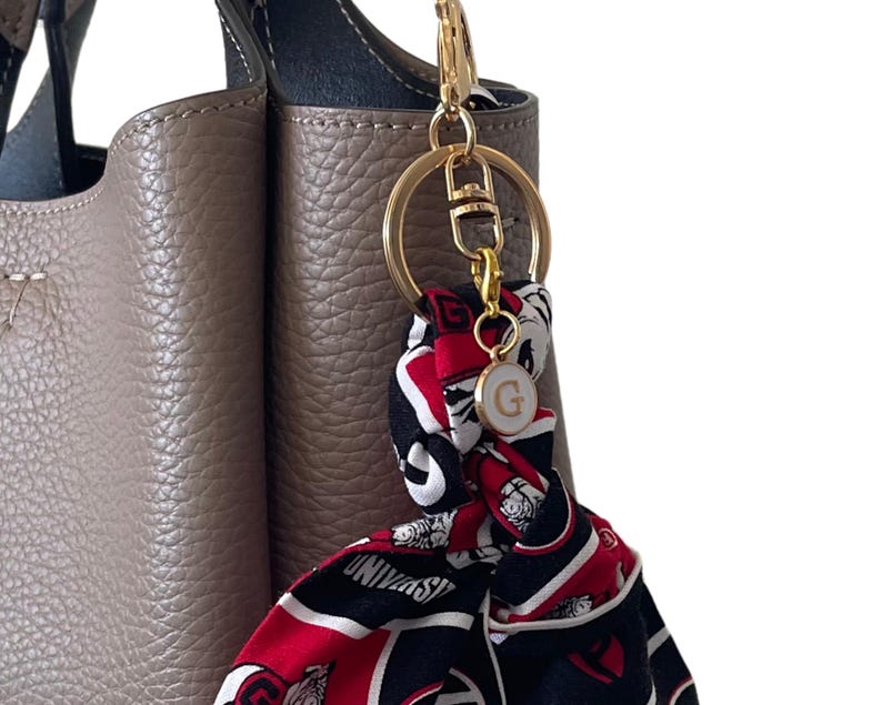 Llavero con bufanda de los Georgia Bulldogs con dije de la 'G' - Regalo para fanáticos de la UGA, estudiantes, exalumnos y seguidores de los Dawgs imagen 6