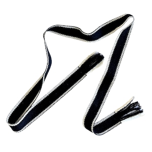 Pu&ograve; includere: Un nastro intrecciato bianco e nero con le estremit&agrave; sfilacciate. Il nastro &egrave; largo circa 3,8 cm e presenta un semplice motivo geometrico.