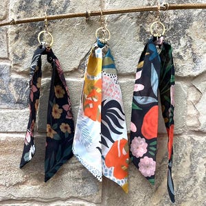 Personalisierbarer Schal Schlüsselanhänger & Taschenanhänger - Individueller Charm nach Wahl - Trendy Accessoire Geschenk für Frauen - Versandfertig