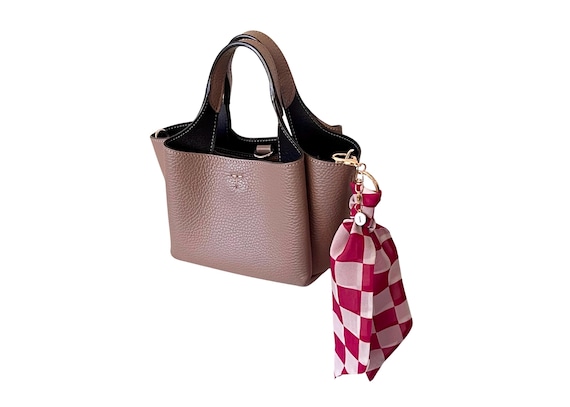 Indiana University Hoosiers Scarf Keychain including Letter "I" Charm. Gift for Fans, Students & Alumni