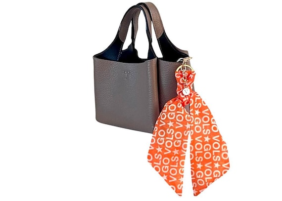University of Tennessee Scarf Keychain including V Charm. Gift for Fans, Students & Alumni - Ready to Ship