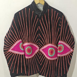 黒ベルベットの邪眼刺繍ジャケット、手作りのボヘミアン風ステートメントコート、フォークアートベルベットジャケット、職人技のフェスティバルアウター