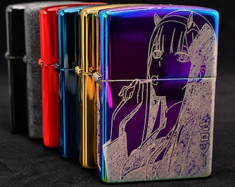 Zero Two Anime-Feuerzeug – Design inspiriert von Darling in the Franxx mit Titeltext auf dem Rücken