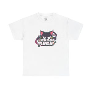 以下が含まれることがあります： 白い半袖Tシャツ。胸元には、ピンクの耳をした黒猫が「SUGAR RUSH」という文字の上から顔を覗かせているグラフィックが描かれています。デザインには、ピンク、ティール、白の色合いで、小さなカラフルなスイーツ、ハート、星のアクセントが施されています。