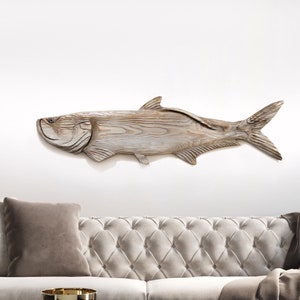 Escultura bidimensional de sábalo de madera flotante de 40" (izquierda), decoración playera de SEASTYLE